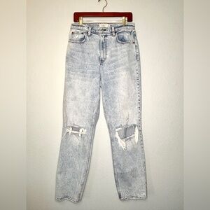 Abercrombie & Fitch 90s Straight Ultra High Rise Light Wash Rip Knee Jeans 12L